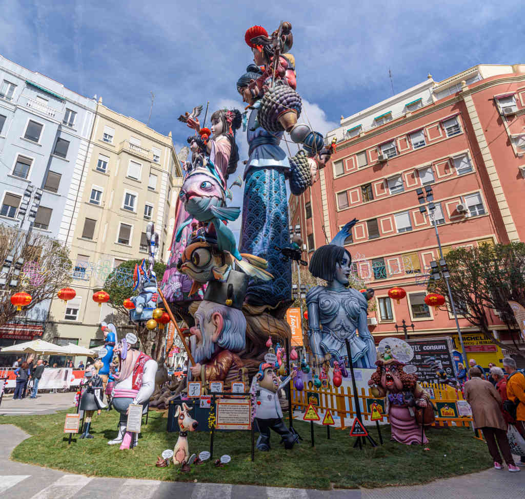 Valencia - fallas 2023 - 5 premio - falla Sueca-Literato Azorín - Crisistunidad ¿Asia on anem! 04.jpg